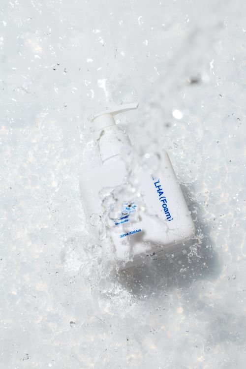 XE'LHA Foam bottle in splashing water